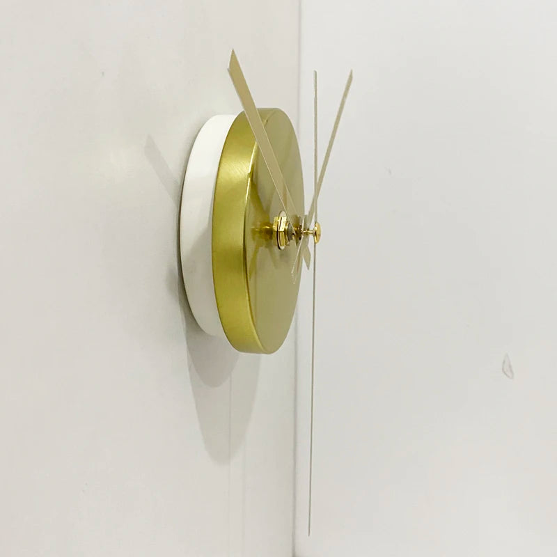 Horloge Murale Silencieuse Dorée Adhésive Minimaliste Salon